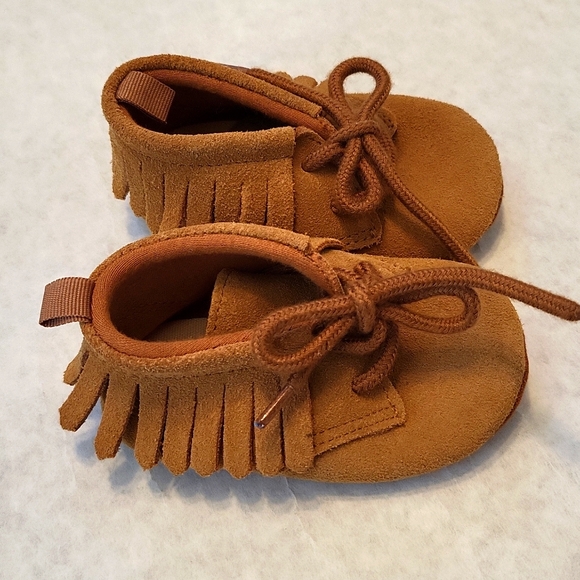 Baby Gap tan soft sole moccasins with fringe detail - Picture 4 of 5